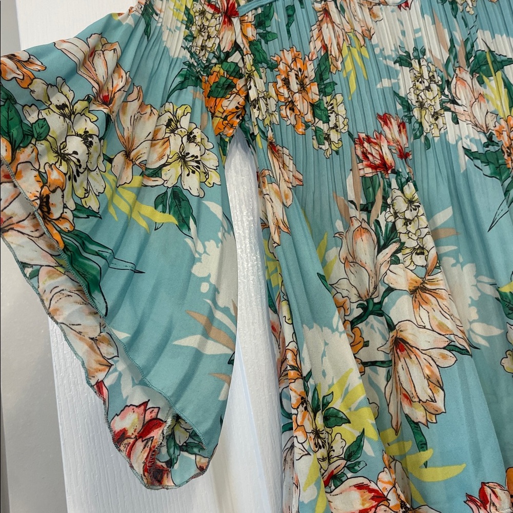 Floral Women's Top - Multicolor flowers, light, relax fit.  size M - Picture 3 of 8